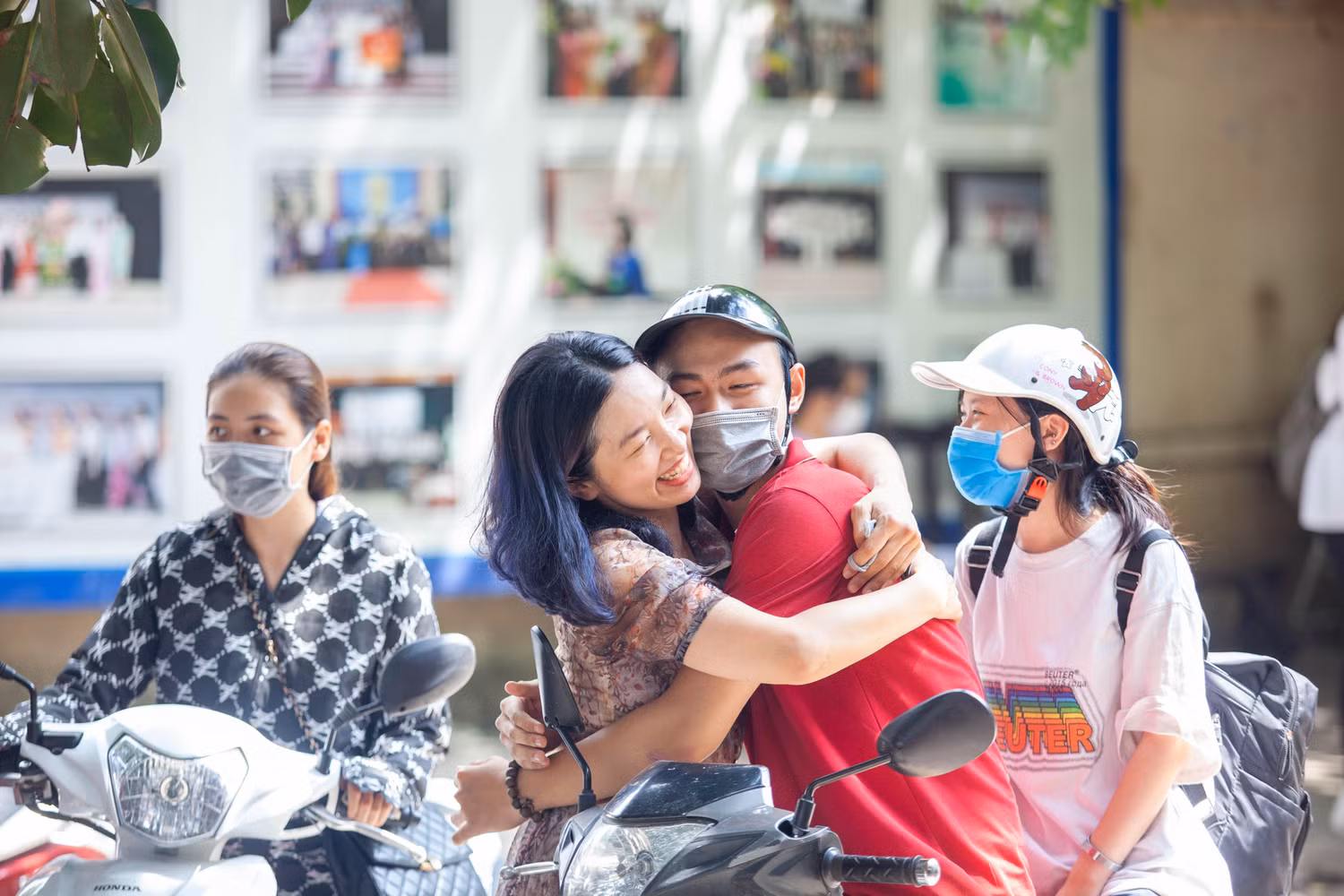 Không chỉ là cô giáo, cô Thanh luôn nỗ lực, cố gắng để làm bạn với các em. Nhiều học sinh cho biết, vào thời điểm cận kề ngày thi, cô Thanh 24/24h luôn sẵn sàng hỗ trợ học sinh.