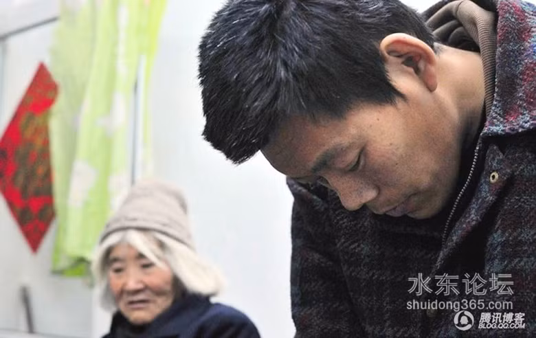 2. "Người khổng lồ" Huang Chengyi (Hoàng Thành Nghĩa), vận động viên bóng rổ cao 2m16, từng là đối thủ ngang tài ngang sức với huyền thoại Yao Ming (Diêu Minh) ở đội tuyển quốc gia. 2. "Người khổng lồ" Huang Chengyi (Hoàng Thành Nghĩa), vận động viên bóng rổ cao 2m16, từng là đối thủ ngang tài ngang sức với huyền thoại Yao Ming (Diêu Minh) ở đội tuyển quốc gia.