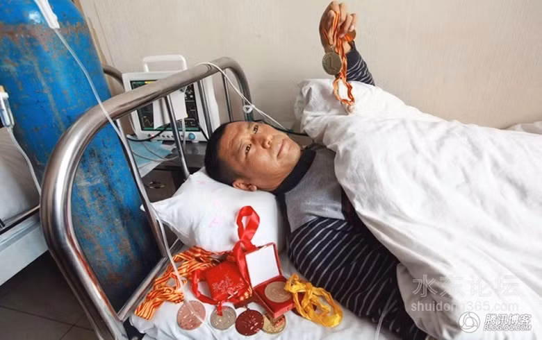 7. Li Chaohui (Lí Triều Huy), nhà vô địch thuộc thế hệ đầu tiên môn võ tự do, bị thải hồi vì chấn thương, hiện đang nằm chờ chết vì bệnh ung thư 7. Li Chaohui (Lí Triều Huy), nhà vô địch thuộc thế hệ đầu tiên môn võ tự do, bị thải hồi vì chấn thương, hiện đang nằm chờ chết vì bệnh ung thư