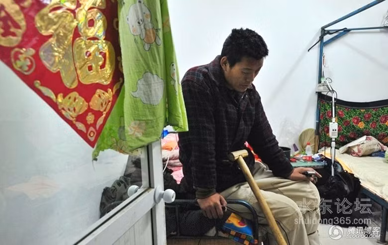 Hai mẹ con Huang hiện trú tạm trong một khu nhà sắp bị tháo dỡ Hai mẹ con Huang hiện trú tạm trong một khu nhà sắp bị tháo dỡ