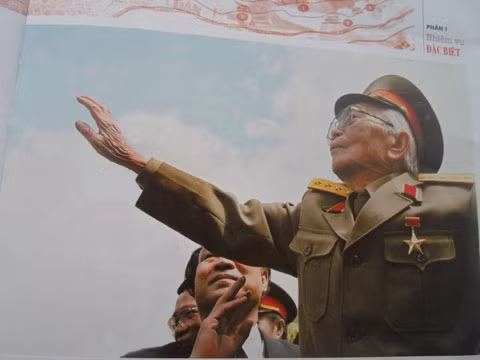 Đại tướng Võ Nguyên Giáp vẫy tay chào nhân dân Mường Phăng, ngày 19-4-2004 (Ảnh: Trần Định)