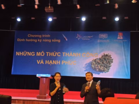 Diễn giả Nam Jin Hyang - Chuyên gia Định hướng kỹ năng sống Quốc tế cùng phiên dịch trong chương trình " Định hướng kỹ năng sống - Những mô thức thành công và hạnh phúc". Ảnh: DH Diễn giả Nam Jin Hyang - Chuyên gia Định hướng kỹ năng sống Quốc tế cùng phiên dịch trong chương trình " Định hướng kỹ năng sống - Những mô thức thành công và hạnh phúc". Ảnh: DH