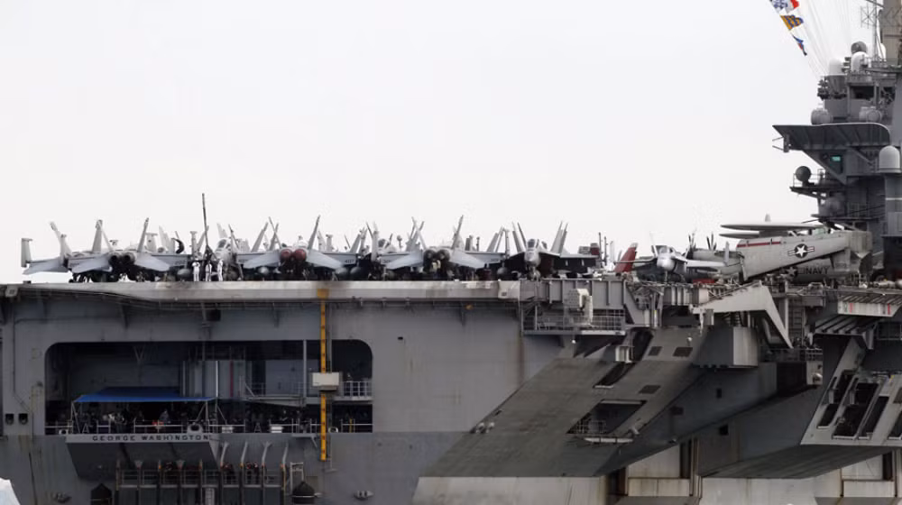 Tàu sân bay USS George Washington tại vịnh Manila của Philipines. Tàu sân bay USS George Washington tại vịnh Manila của Philipines.