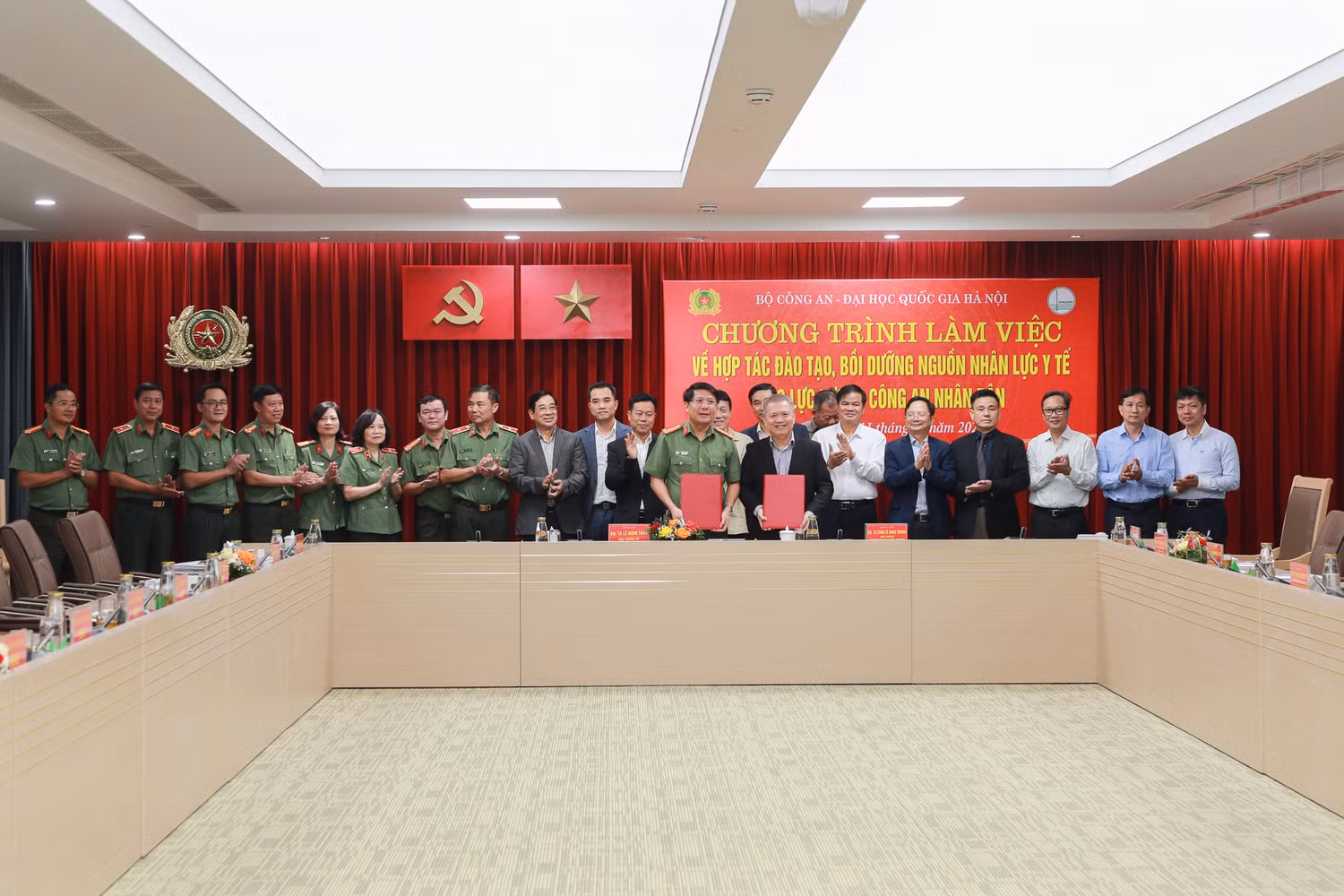 VNU - Truong DH Y Duoc (DHQGHN) hop tac voi Truong DH KTHC (Bo CA) (43).jpg
