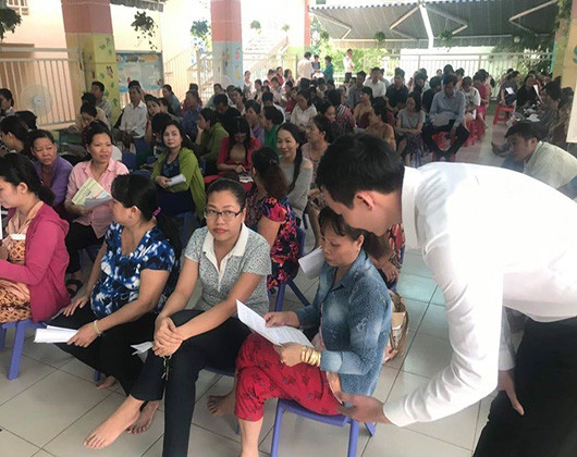 Phụ huynh một trường được giới thiệu về việc đóng học phí không dùng tiền mặt (ảnh: CTV)