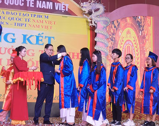 Thầy Nguyễn Đức Quốc trao tặng huy hiệu cho học sinh lớp 12 của trường (ảnh: P.L)