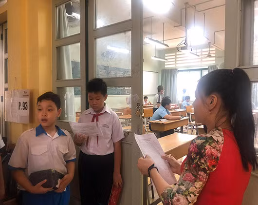 Giám thị gọi thí sinh vào phòng làm bài khảo sát (ảnh: P.L) Giám thị gọi thí sinh vào phòng làm bài khảo sát (ảnh: P.L)