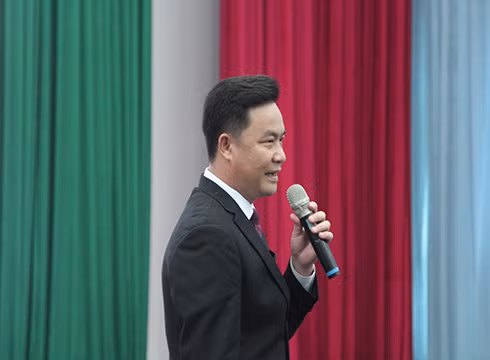 Lãnh đạo trường iSchool Cẩm Phả giới thiệu về các chương trình của hệ thống (ảnh: NHG)