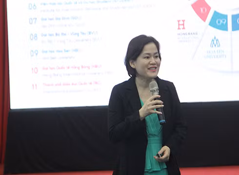 Bà Lê Nguyễn Trung Nguyên giải đáp các thắc mắc của phụ huynh (ảnh: NHG)