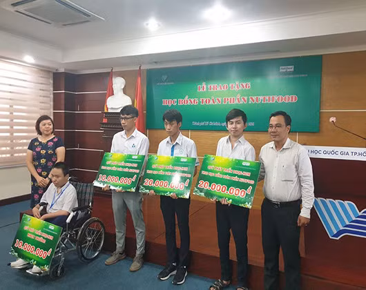 Đại học Quốc gia Thành phố Hồ Chí Minh trao học bổng cho sinh viên nghèo (ảnh: P.L) Đại học Quốc gia Thành phố Hồ Chí Minh trao học bổng cho sinh viên nghèo (ảnh: P.L)