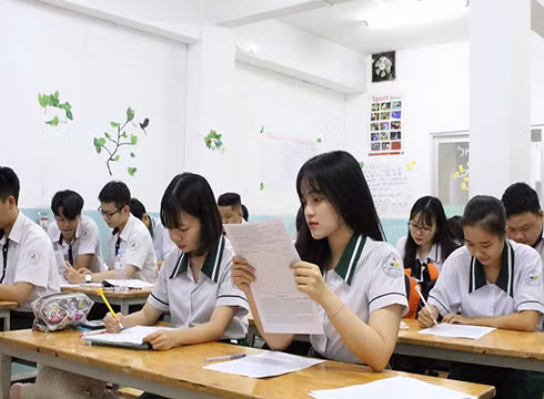 Học sinh lớp 12 ở Thành phố Hồ Chí Minh làm hồ sơ thi tốt nghiệp (ảnh chỉ mang tính chất minh họa, nguồn: giaoducthoidai.vn) Học sinh lớp 12 ở Thành phố Hồ Chí Minh làm hồ sơ thi tốt nghiệp (ảnh chỉ mang tính chất minh họa, nguồn: giaoducthoidai.vn)
