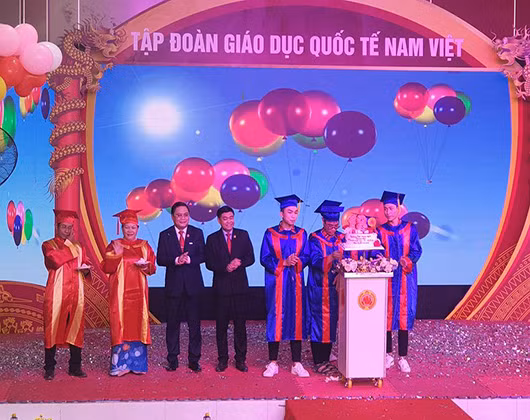 Lãnh đạo trường Nam Việt cùng chúc mừng sinh nhật tuổi 18 của học sinh lớp 12 (ảnh: P.L)