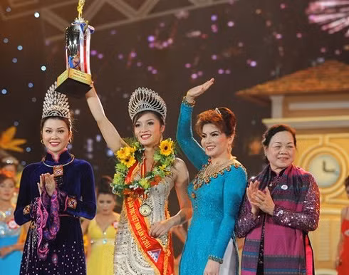 Hoa hậu Triệu Thị Hà trong giây phút đăng quang năm 2011 Hoa hậu Triệu Thị Hà trong giây phút đăng quang năm 2011