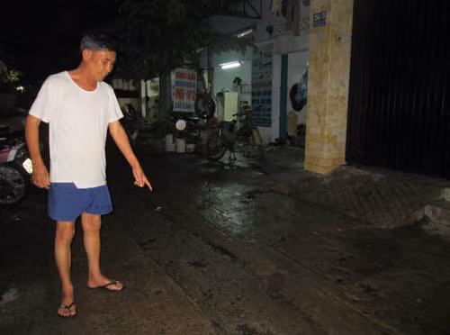 Ông Hiền và hiện trường vụ án - Ảnh: Diễm Út Ông Hiền và hiện trường vụ án - Ảnh: Diễm Út