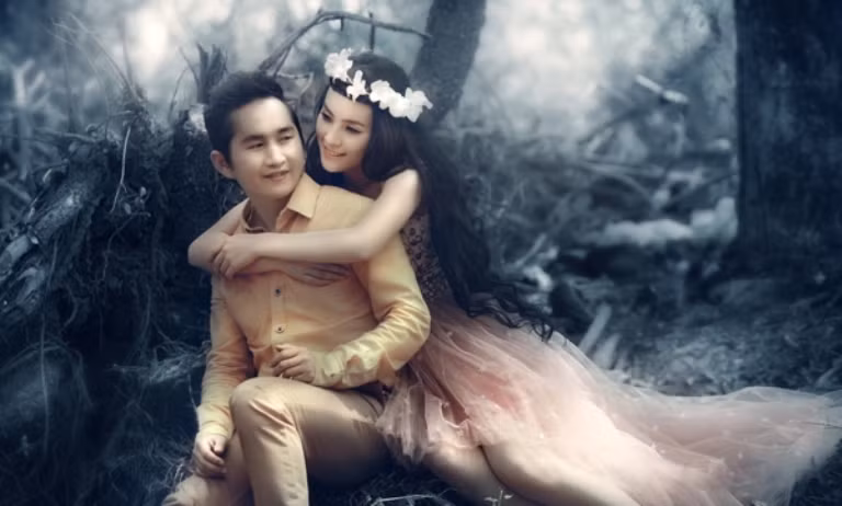 Anh chia sẻ, người yêu anh tên Hoàng Thương, sinh năm 1989 và mới tốt nghiệp chuyên ngành ngân hàng tại Hà Nội. Cô vốn là khán giả hâm mộ và quen biết anh qua Facebook. Cả hai đã gắn bó bên nhau 2 năm qua. Anh chia sẻ, người yêu anh tên Hoàng Thương, sinh năm 1989 và mới tốt nghiệp chuyên ngành ngân hàng tại Hà Nội. Cô vốn là khán giả hâm mộ và quen biết anh qua Facebook. Cả hai đã gắn bó bên nhau 2 năm qua.