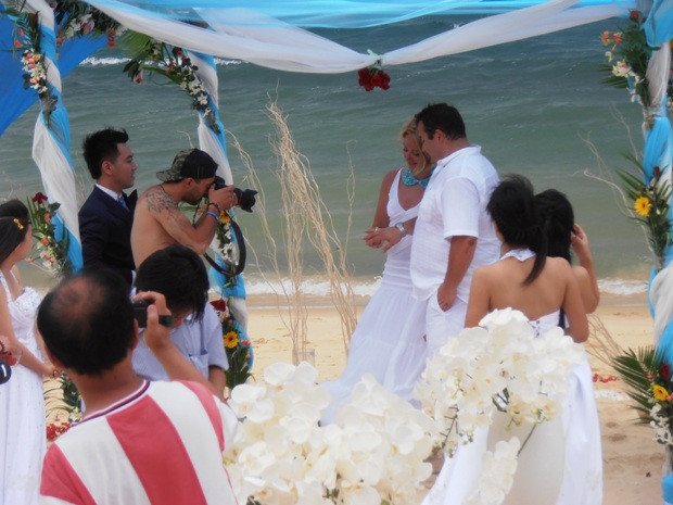 Trao nhẫn cưới cho nhau