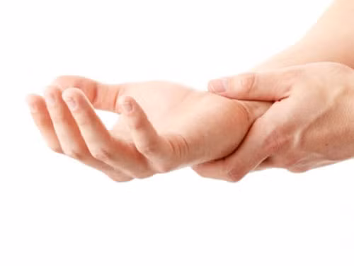 Run tay không rõ nguyên nhân có thể là một dấu hiệu sớm cảnh báo về bệnh Parkinson. Run tay không rõ nguyên nhân có thể là một dấu hiệu sớm cảnh báo về bệnh Parkinson.