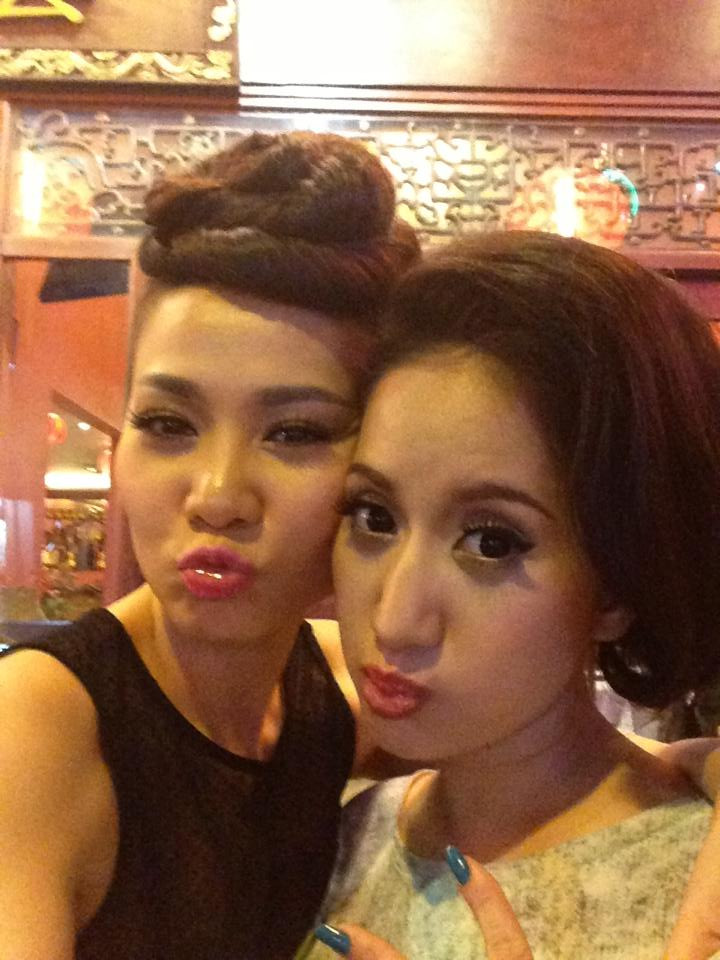 Khánh Thi post ảnh chụp xì teen với ca sĩ Thu Minh trên trang cá nhân. Cô vui vẻ chia sẻ "Hai chị em cũng chu môi cái nè". Khánh Thi post ảnh chụp xì teen với ca sĩ Thu Minh trên trang cá nhân. Cô vui vẻ chia sẻ "Hai chị em cũng chu môi cái nè".