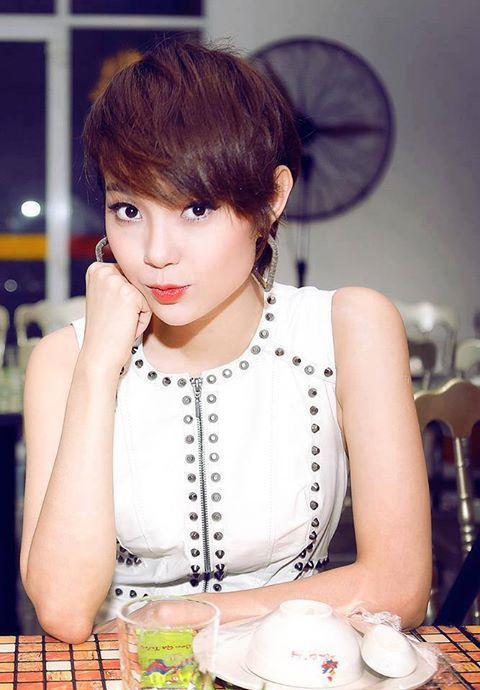 Minh Hằng khiến fan bất ngờ khi xuất hiện trong hình ảnh mới lạ. Nhìn cô rất năng động với kiểu tóc cắt ngắn. Cô cho biết: "Tóc mới cho dự án phim mới ... Cả nhà cùng đoán xem đó là phim gì nào?" Minh Hằng khiến fan bất ngờ khi xuất hiện trong hình ảnh mới lạ. Nhìn cô rất năng động với kiểu tóc cắt ngắn. Cô cho biết: "Tóc mới cho dự án phim mới ... Cả nhà cùng đoán xem đó là phim gì nào?"