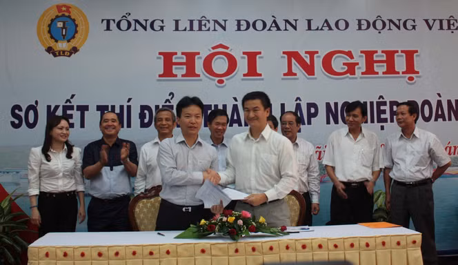 Công ty PVM tặng cam kết hổ trợ cho ngư dân.