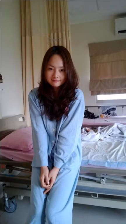 Lan Phương khoe ảnh sau khi phẫu thuật, tuy vẫn mệt mỏi nhưng không thể phủ nhận nét duyên dáng trên khuôn mặt cô.