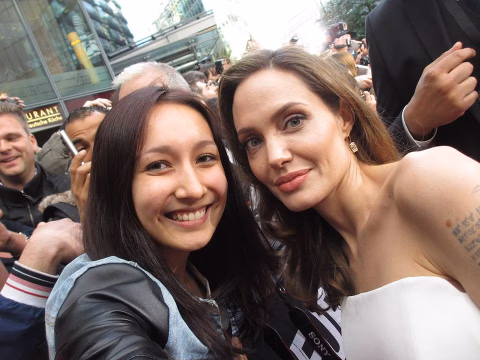 Anna Trương sung sướng khoe ảnh chụp cùng Angelina Jolie trên trang cá nhân. Với nụ cười hạnh phúc, cô chia sẻ về khoảnh khắc tuyệt vời đó: "OH MY GOD!!!!!!!! Anna vừa được gặp ANGELINA JOLIE và BRAD PITT tại buổi ra mắt phim World War Z ở Berlin!!! MÌNH KHÔNG THỂ TIN NỔI, HẠNH PHÚC QUÁ!!!!! ". Bên cạnh đó, trên trang cá nhân, mẹ Mỹ Linh cũng chia sẻ hình ảnh này kèm lời chú thích đáng yêu "Con gái sướng nhé!"