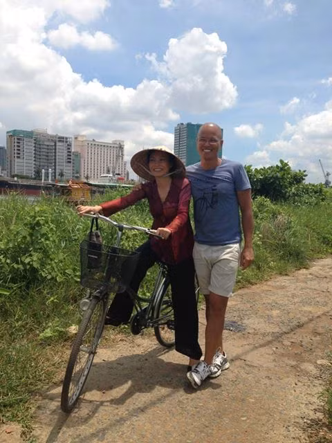 Chị tâm sự vô cùng hóm hỉnh: "Trời, kỳ này đóng phim bác Đãng xong chắc là xấu đều hết: Không cho làm mặt, không có kem chống nắng. Mỗi 2 cảnh mà mặt mình đen thui... Quay hết phim chắc cả nhà nhìn không ra luôn".
