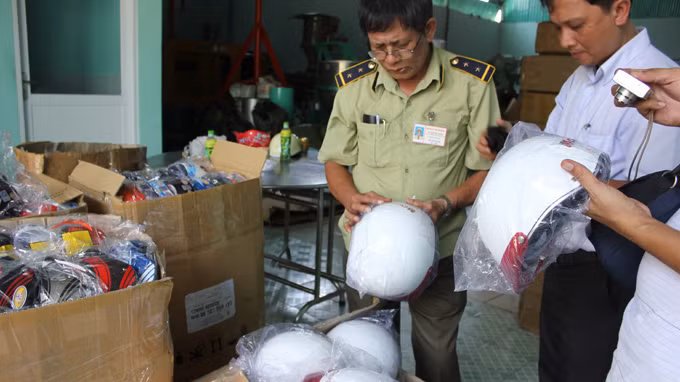QLTT kiểm tra, phát hiện Công ty sản xuất MBH Duyên Lành (Bình Tân) sản xuất MBH giả, sản xuất mũ từ nhựa phế thải - Ảnh: L.Sơn