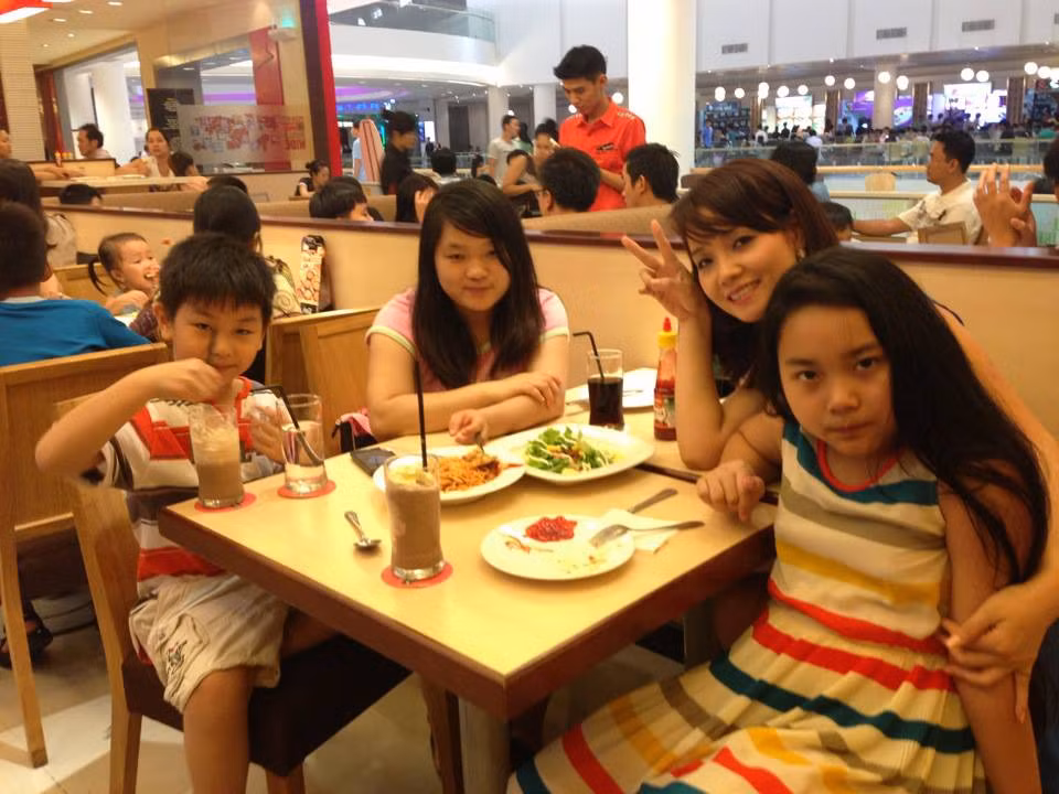 ... Cảm ơn bà ngoại dù ở xa nhưng vẫn luôn nhớ đến các cháu, hôm nay HA và AK rất vui vì được thoả sức mua quà tặng theo ý mình. 2 cháu cảm ơn Bà và chúc Bà luôn mạnh khoẻ nhé. Chúng cháu rất yêu Bà!"