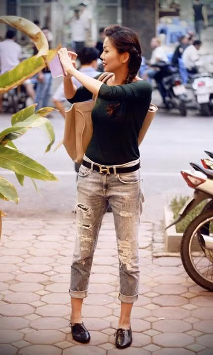 Thanh Hằng chuyên nghiệp trong "công việc mới". Cô tinh nghịch chia sẻ:"Pé tác nghiệp.. .cũng ra dáng nhiếp ảnh nhỉ, hé hé"