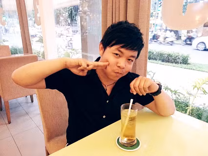 Quang Lê nhí nhảnh tạo dáng xì teen trước ống kính. Anh chia sẻ trên trang cá nhân: "Nhà mình ơi gần 29 tuổi rồi mà vẫn teen như trẻ con nè, hihi. Chúc nhà mình luôn vui trẻ nhé".