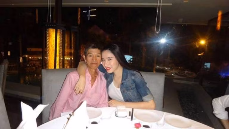 Bên cạnh đó, Chung Thục Quên đã dùng ảnh chụp cùng cha làm ảnh đại diện trên trang cá nhân như một hành động tri ân sâu sắc đến cha mình nhân dịp "Ngày của cha". Bên cạnh đó, Chung Thục Quên đã dùng ảnh chụp cùng cha làm ảnh đại diện trên trang cá nhân như một hành động tri ân sâu sắc đến cha mình nhân dịp "Ngày của cha".