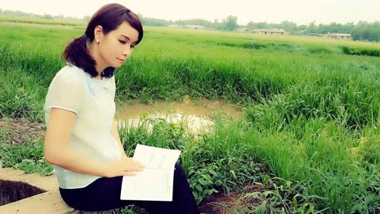 Mai Thu Hiền nhí nhảnh đăng tải tạo hình một nhân vật trong phim cô đang đóng. Cô cho biết: "Cưa sừng làm nghé". Mọi người đoán xem giai đoạn này nhân vật Thuỳ Dung bao nhiêu tuổi nhé?"