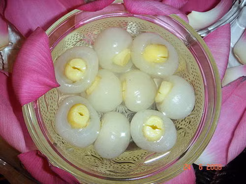 Trong dân gian người ta đã chế biến hạt sen thành nhiều món ăn có giá trị bổ dưỡng cao như chè sen, mứt sen, chè hạt sen long nhãn,...