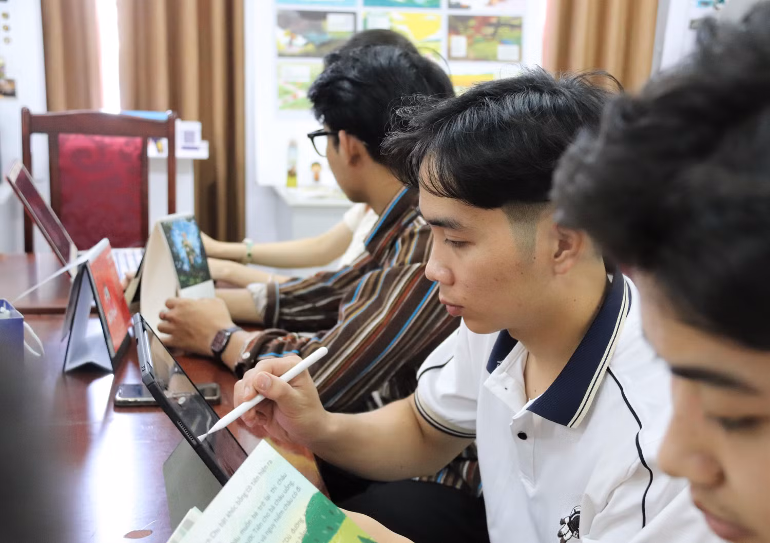 Các trường đào tạo sư phạm cần thay đổi, điều chỉnh chương trình, thay đổi phương pháp giảng dạy, nâng cao trình độ chuyên môn và nâng cao chuyển đổi số... cho đội ngũ giảng viên, để truyền tải kiến thức cho sinh viên. (Ảnh: Mộc Trà). Các trường đào tạo sư phạm cần thay đổi, điều chỉnh chương trình, thay đổi phương pháp giảng dạy, nâng cao trình độ chuyên môn và nâng cao chuyển đổi số... cho đội ngũ giảng viên, để truyền tải kiến thức cho sinh viên. (Ảnh: Mộc Trà).