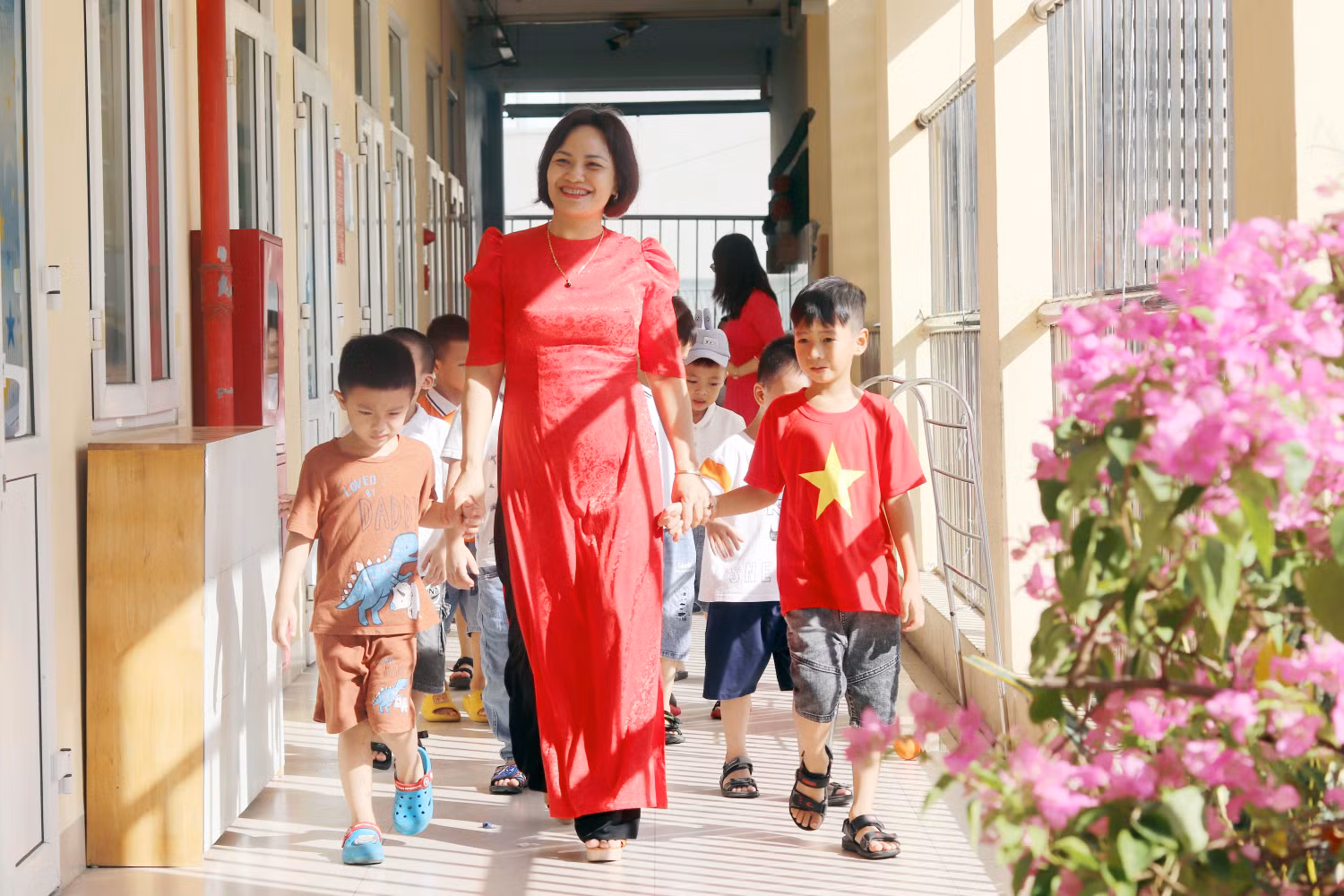 Giáo viên đưa học sinh các lớp lần lượt tham quan phòng học chức năng và khuôn viên trường. Giáo viên đưa học sinh các lớp lần lượt tham quan phòng học chức năng và khuôn viên trường.