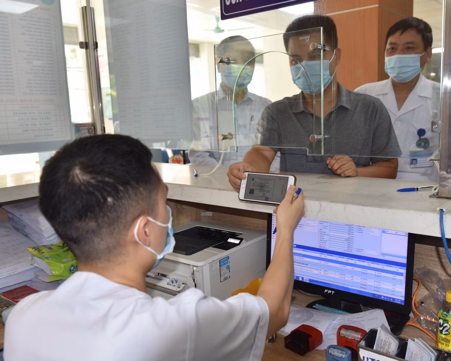 Người tham gia bảo hiểm y tế được hưởng nhiều tiện ích khi sử dụng hình ảnh thẻ bảo hiểm y tế trên ứng dụng VssID để khám chữa bệnh.