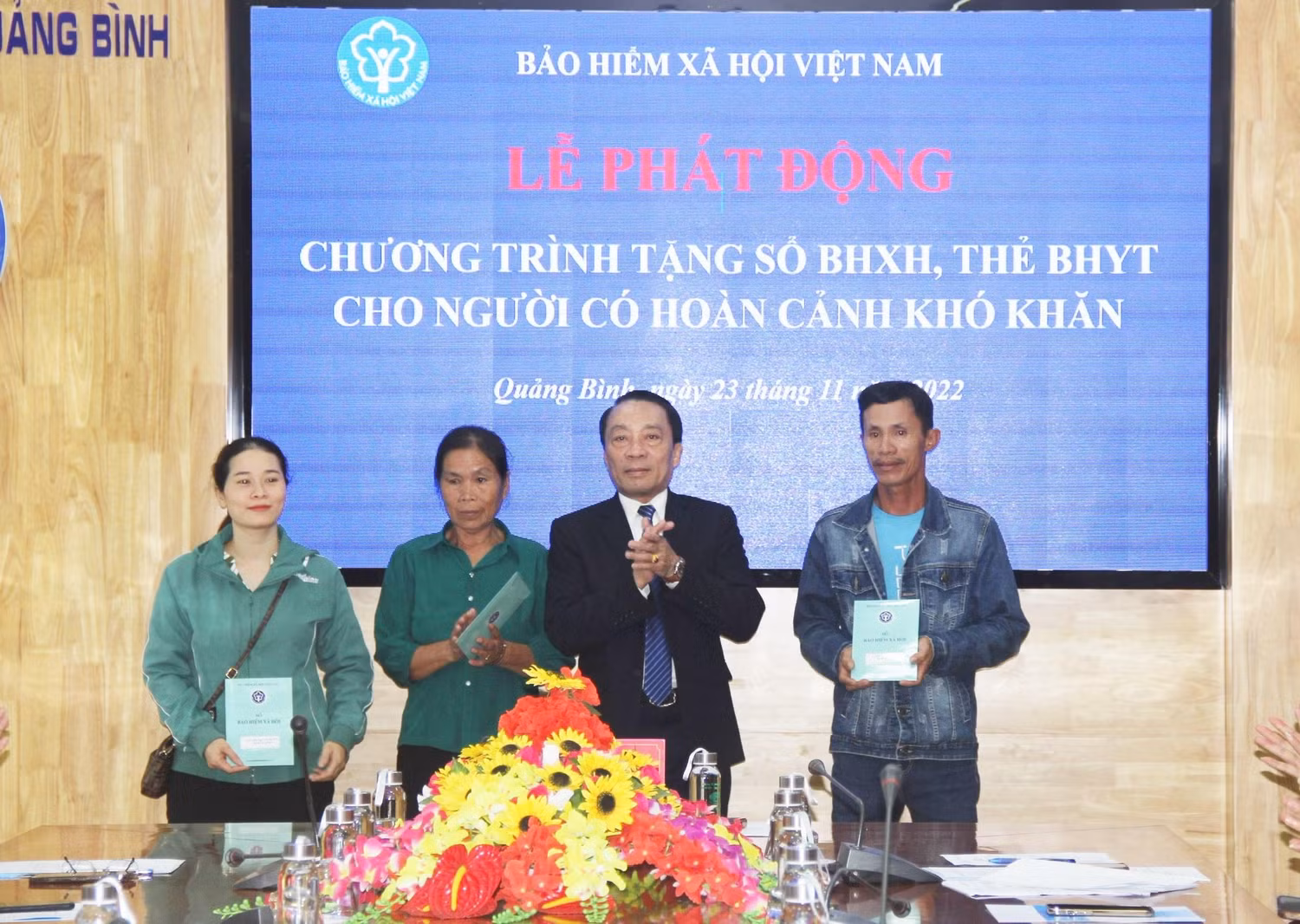 Ông Phạm Thanh Tùng - Giám đốc Bảo hiểm xã hội tỉnh Quảng Bình trao sổ bảo hiểm xã hội cho người có hoàn cảnh khó khăn.