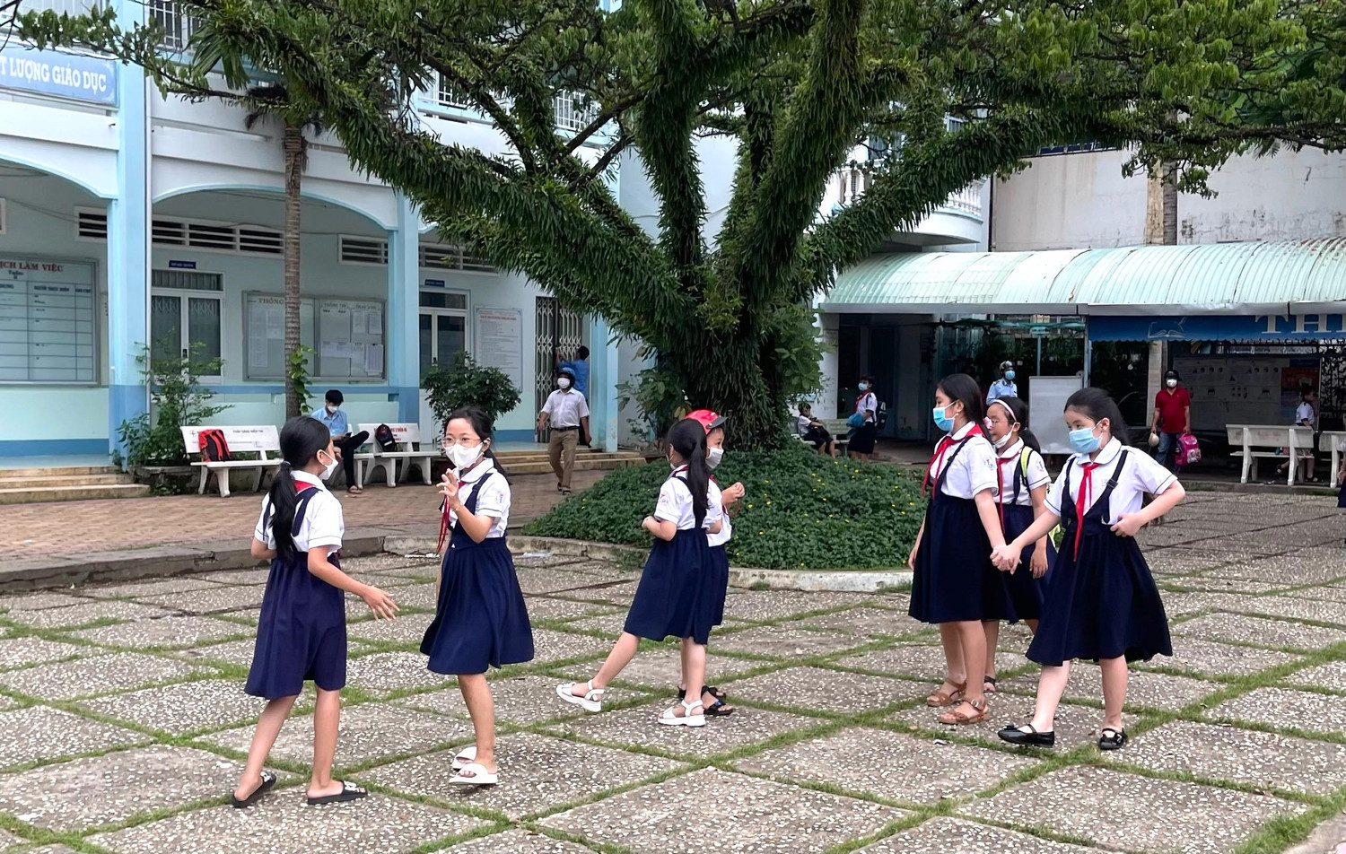 Giờ ra chơi của học sinh Trường Tiểu học Hồng Bàng (thành phố Rạch Giá, tỉnh Kiên Giang). Giờ ra chơi của học sinh Trường Tiểu học Hồng Bàng (thành phố Rạch Giá, tỉnh Kiên Giang).
