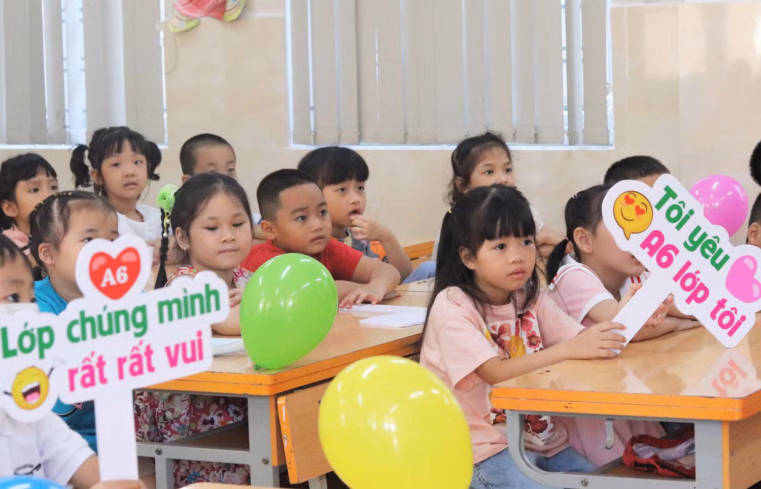 Nhà trường đã chuẩn bị kỹ lưỡng cho buổi tựu trường của học sinh lớp 1, đặc biệt trang trí bắt mắt để thu hút học sinh. Nhà trường đã chuẩn bị kỹ lưỡng cho buổi tựu trường của học sinh lớp 1, đặc biệt trang trí bắt mắt để thu hút học sinh.