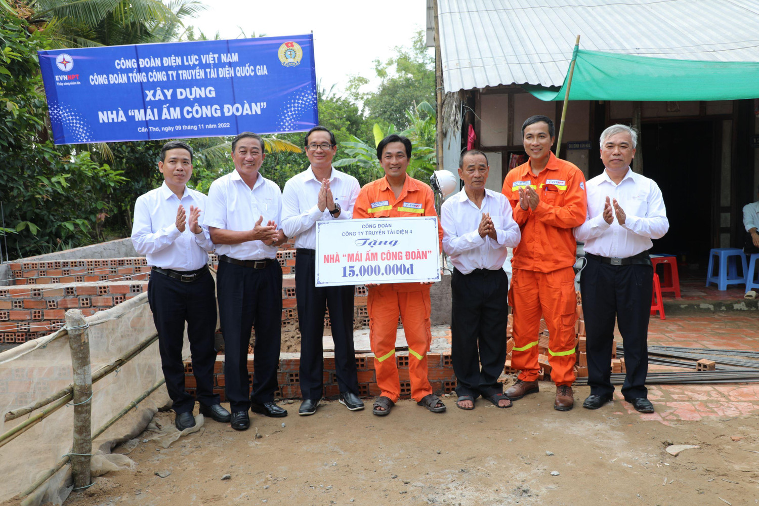Ông Nguyễn Phương Nam, Chủ tịch Công đoàn Công ty Truyền tải điện 4 thay mặt cho lãnh đạo trao số tiền hỗ trợ 15.000.000 đồng.