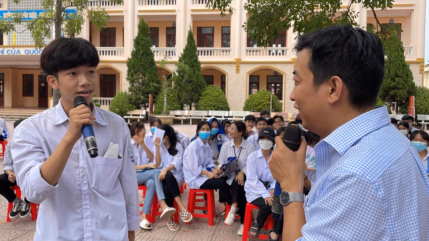 Các bạn học sinh đặt câu hỏi về nghề nghiệp tương lai.