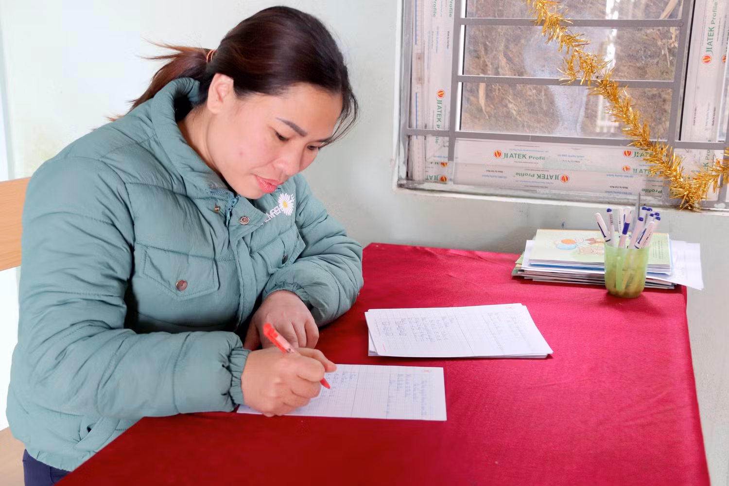Cô giáo Lý Thu Hằng - giáo viên tại điểm trường Lao Xì Lủng, Trường Phổ thông dân tộc bán trú Tiểu học Lao Và Chải (Yên Minh, Hà Giang). Ảnh: Mộc Trà.