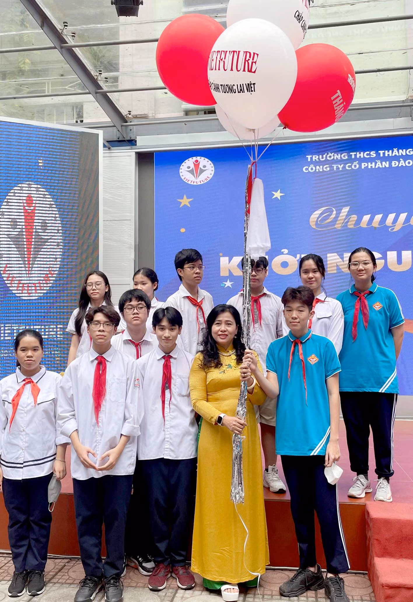 Hiệu trưởng Nguyễn Thanh Hà cùng học sinh thả bóng bay đưa ước mơ bay cao.