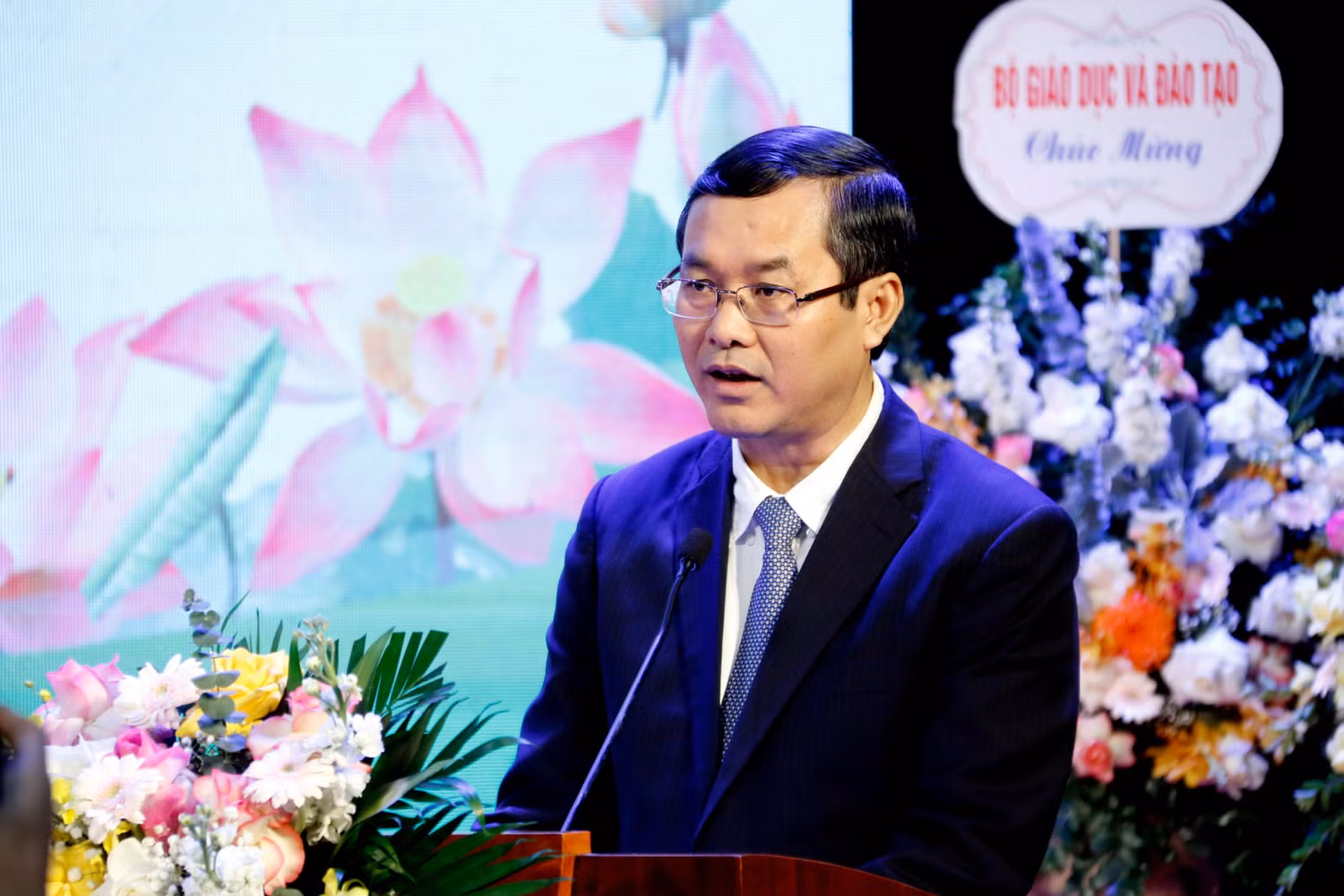 Thứ trưởng Bộ Giáo dục và Đào tạo Nguyễn Văn Phúc đánh giá cao những kết quả đạt được của Trường Đại học Sư phạm 2.