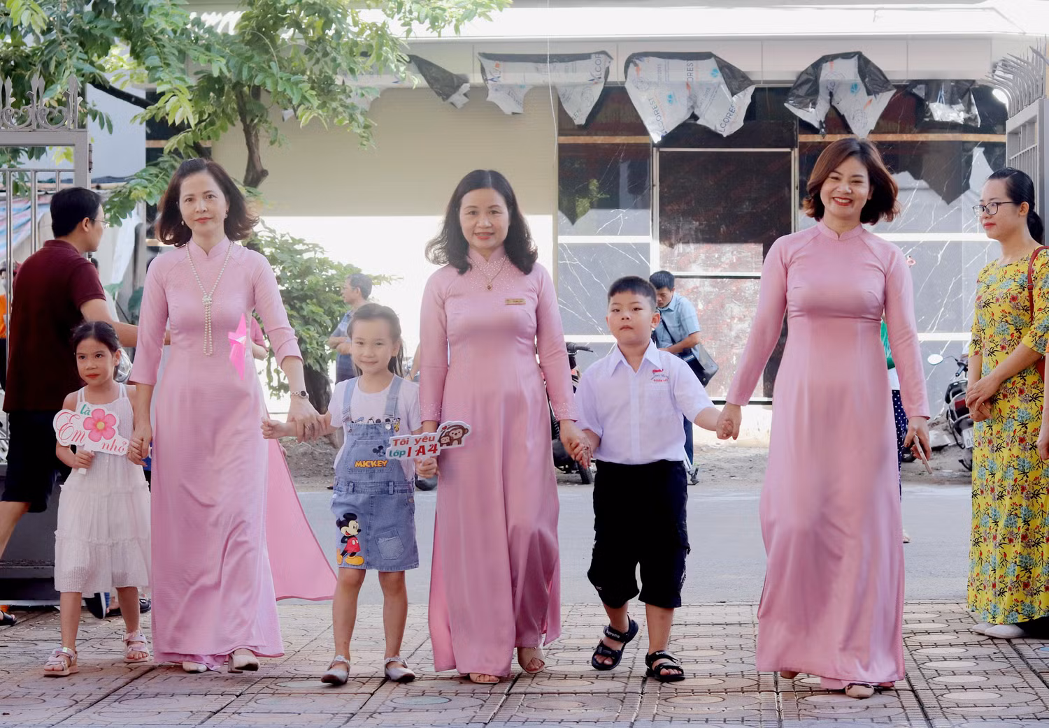 Các cô giáo đón học sinh lớp 1 từ cổng trường để các con không bỡ ngỡ. Các cô giáo đón học sinh lớp 1 từ cổng trường để các con không bỡ ngỡ.