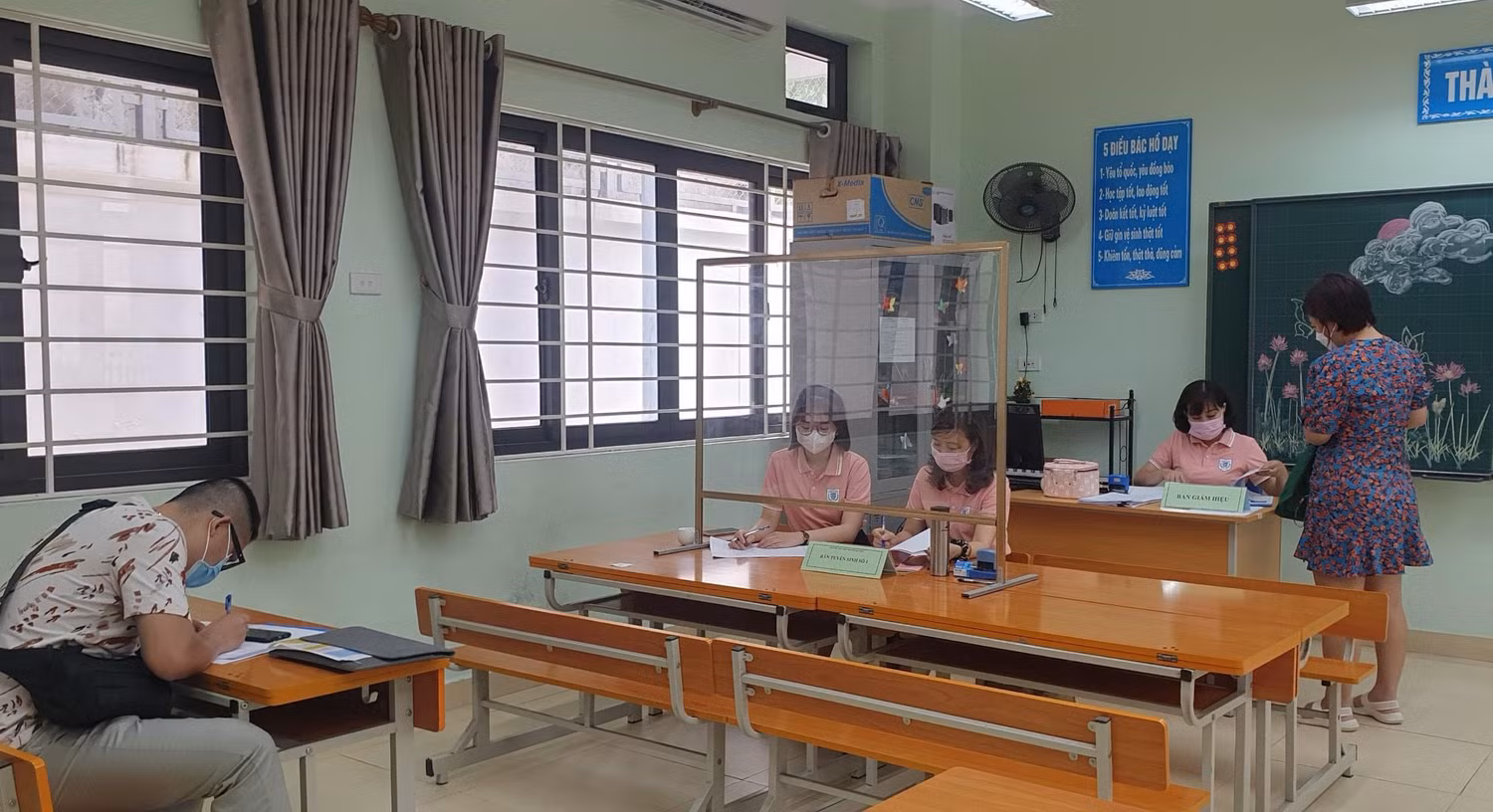 Công tác hỗ trợ vẫn đảm bảo an toàn phòng chống dịch Covid-19. (Ảnh: Trường Tiểu học Nguyễn Bá Ngọc).