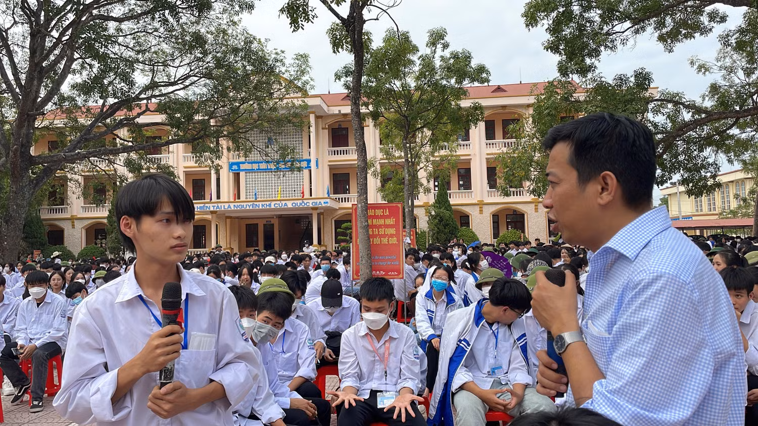 Học sinh Trần Thịnh - lớp 11A3 bày tỏ quyết tâm chọn nghề sau khi nghe những chia sẻ của diễn giả.