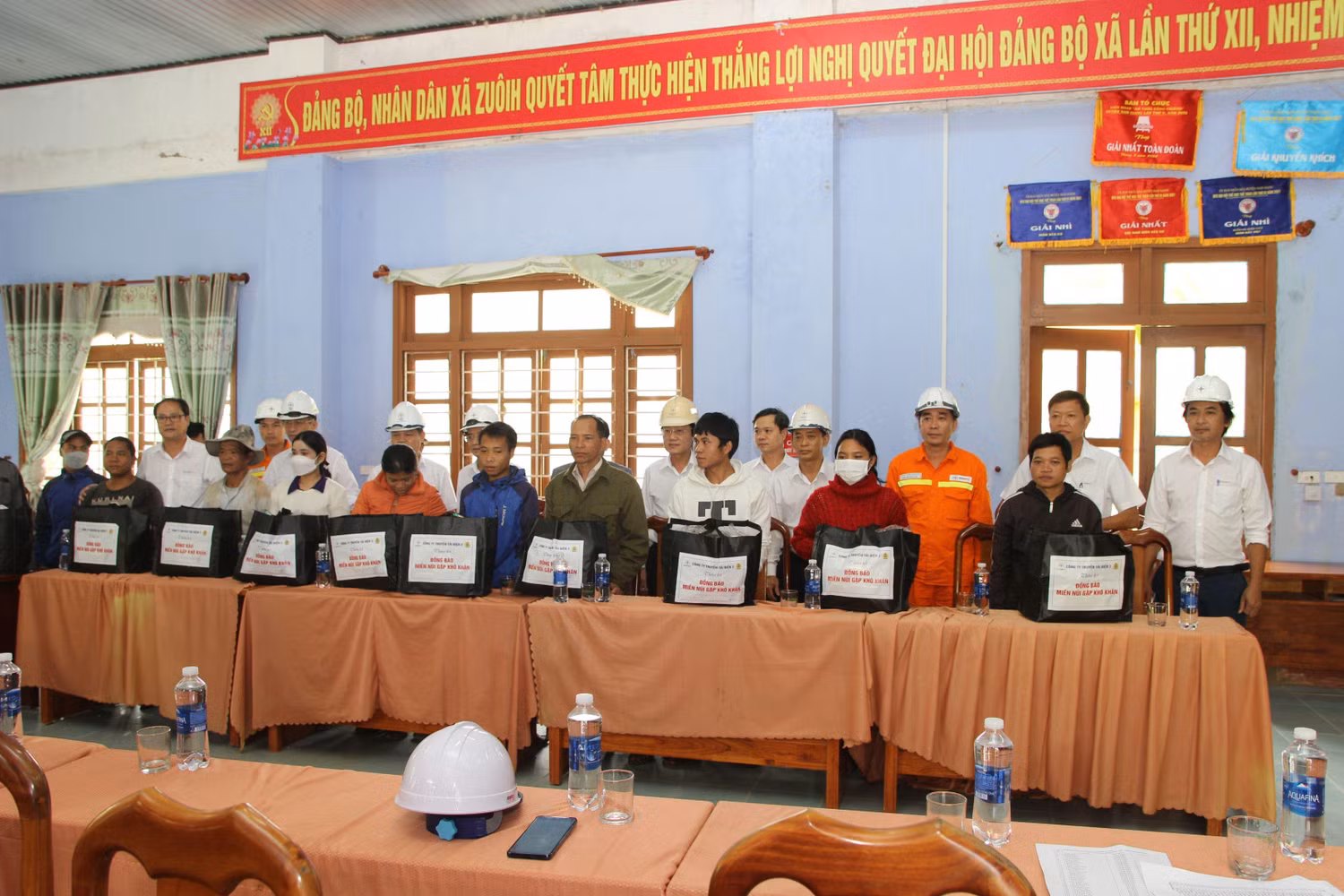 Công ty Truyền tải điện 2 thăm hỏi, tặng quà chia sẻ khó khăn với đồng bào miền núi.