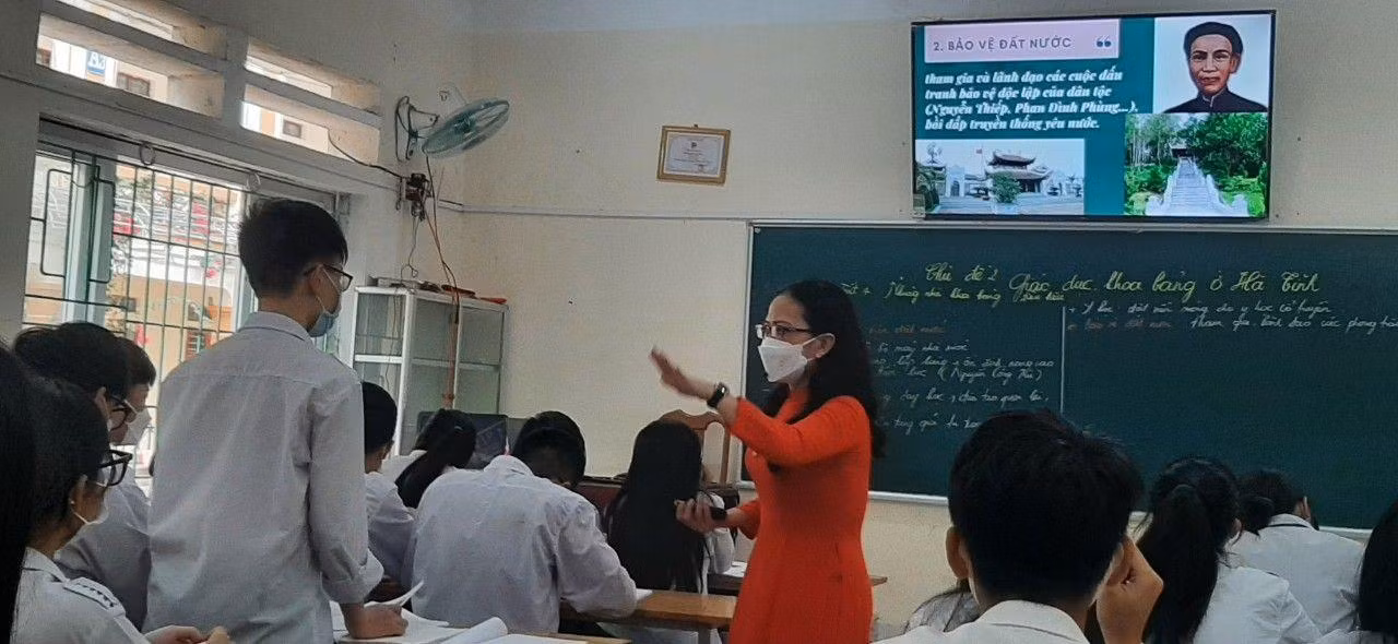 Giáo viên Lịch sử dạy thực nghiệm lớp 10 tại Hà Tĩnh tháng 4/2022. (Ảnh: Trường Trung học phổ thông Hồng Lĩnh). Giáo viên Lịch sử dạy thực nghiệm lớp 10 tại Hà Tĩnh tháng 4/2022. (Ảnh: Trường Trung học phổ thông Hồng Lĩnh).